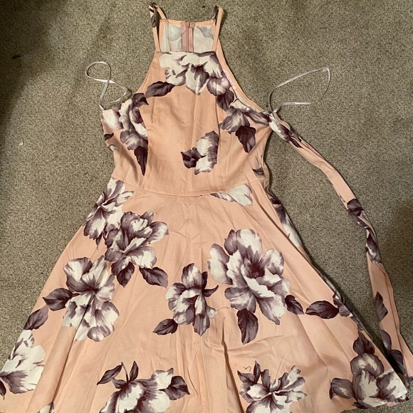 Dresses - Picture 2 of 7